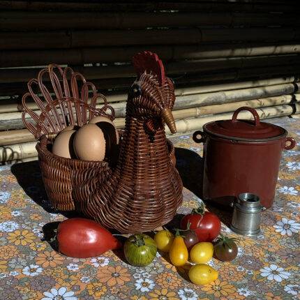 Poule œufs corbeille