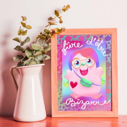 affiche fière d’être bizarre, illustration arc-en-ciel, déco inclusive et joyeuse, personnage drôle et original, art mural décalé, accepter sa différence, poster humoristique coloré.