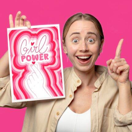 affiche girl power, illustration féministe, déco chambre fille ado, cadeau empowerment, création française colorée, affiche pop art rose, illustration sororité.